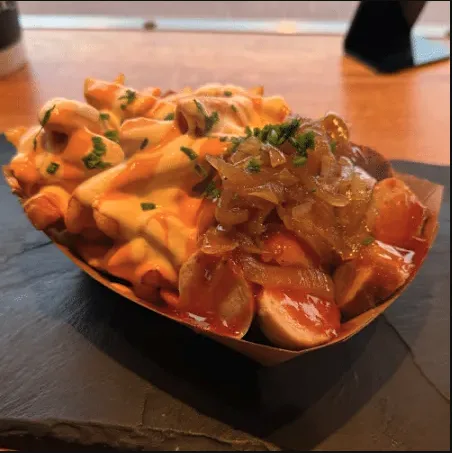Currywurst - Pommes Menü