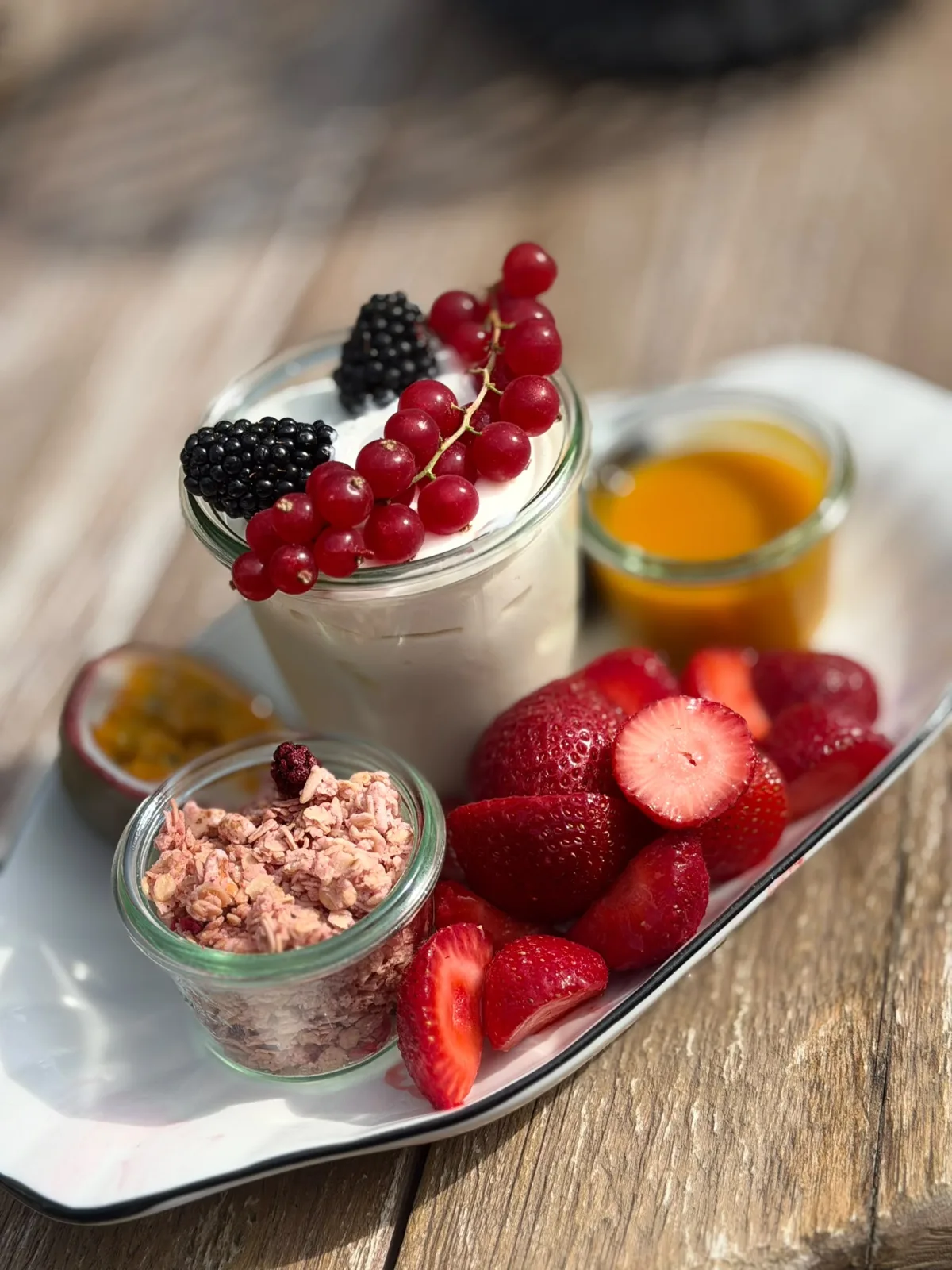 Griechischer Joghurt mit frischem Obst und Granola